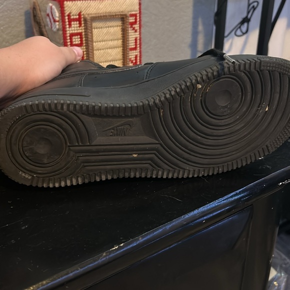 Air Force One no box one shoe has laces, but the other does not - Picture 5 of 6